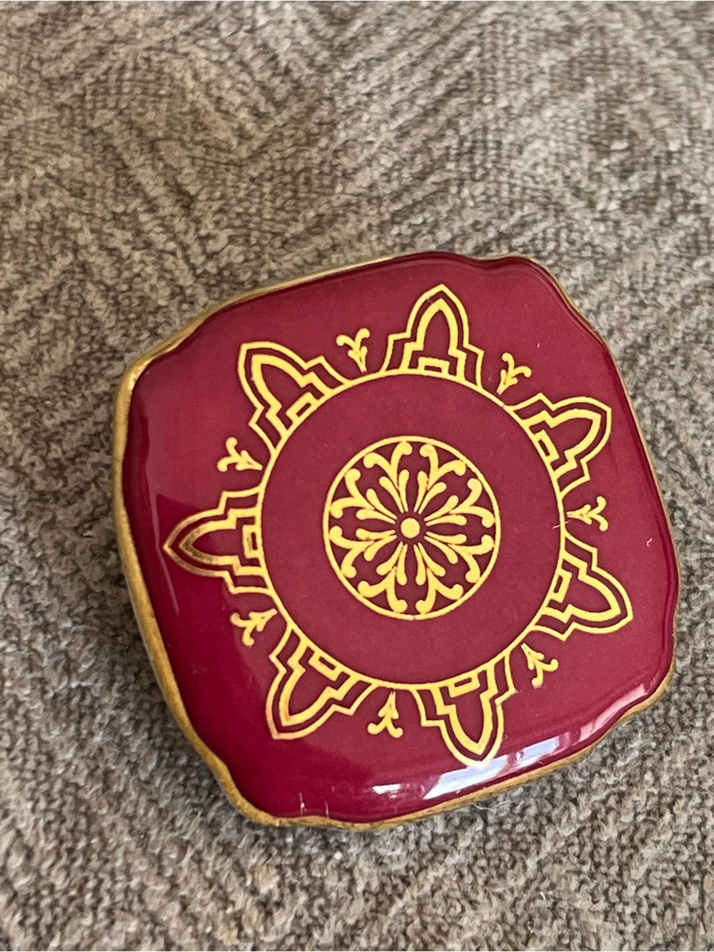 Royal Albert 100 Years Holyrood Porcelain Brooch - Like New - Picture 3 of 7